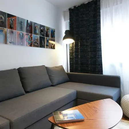 Eiffel Bridge Boutique ז'ירונה